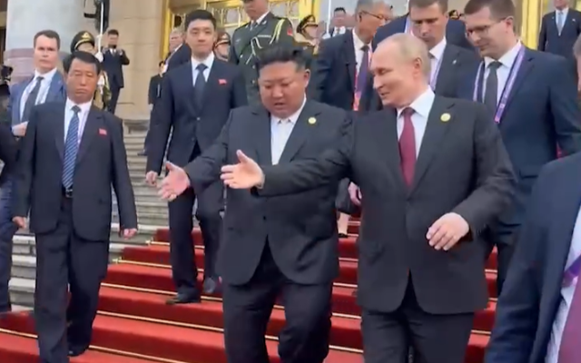 Kim Çen Inı maşınına dəvət etdi -VİDEO